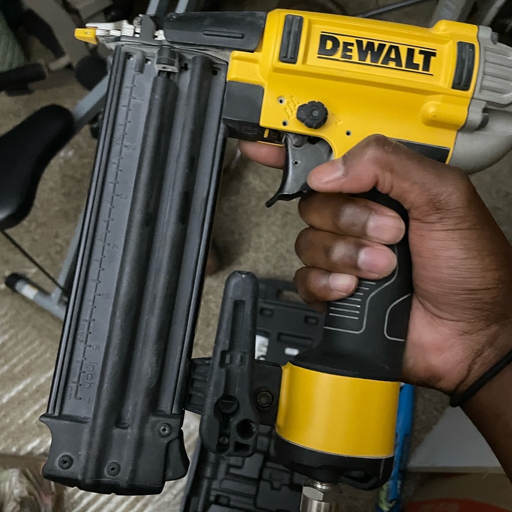 DeWALt air pressured nail gun